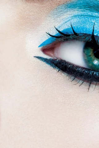 make-up for eyes, strong colors, blue, black
