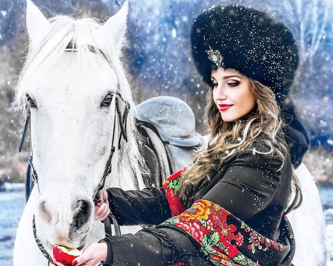конь, девушка, яблоко