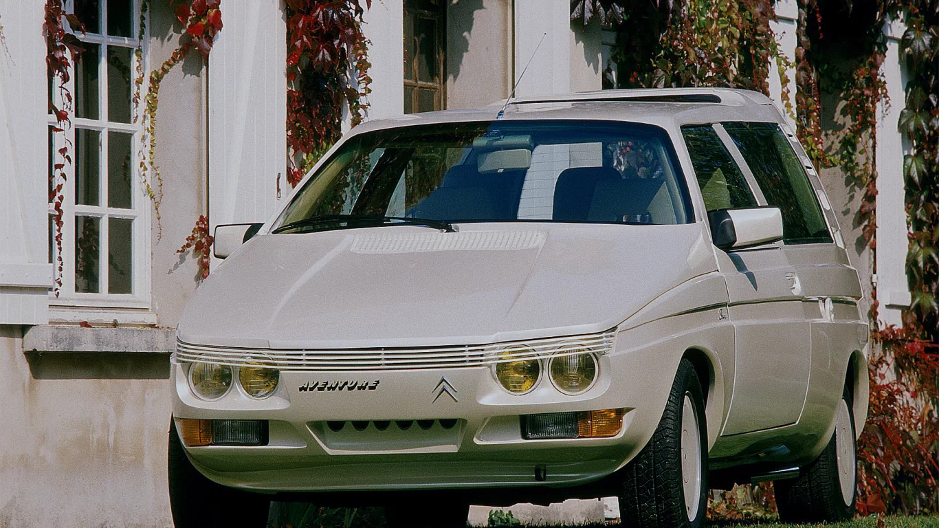 Дом, трава, газон, машина, ретро, Citroёn Sbarro.