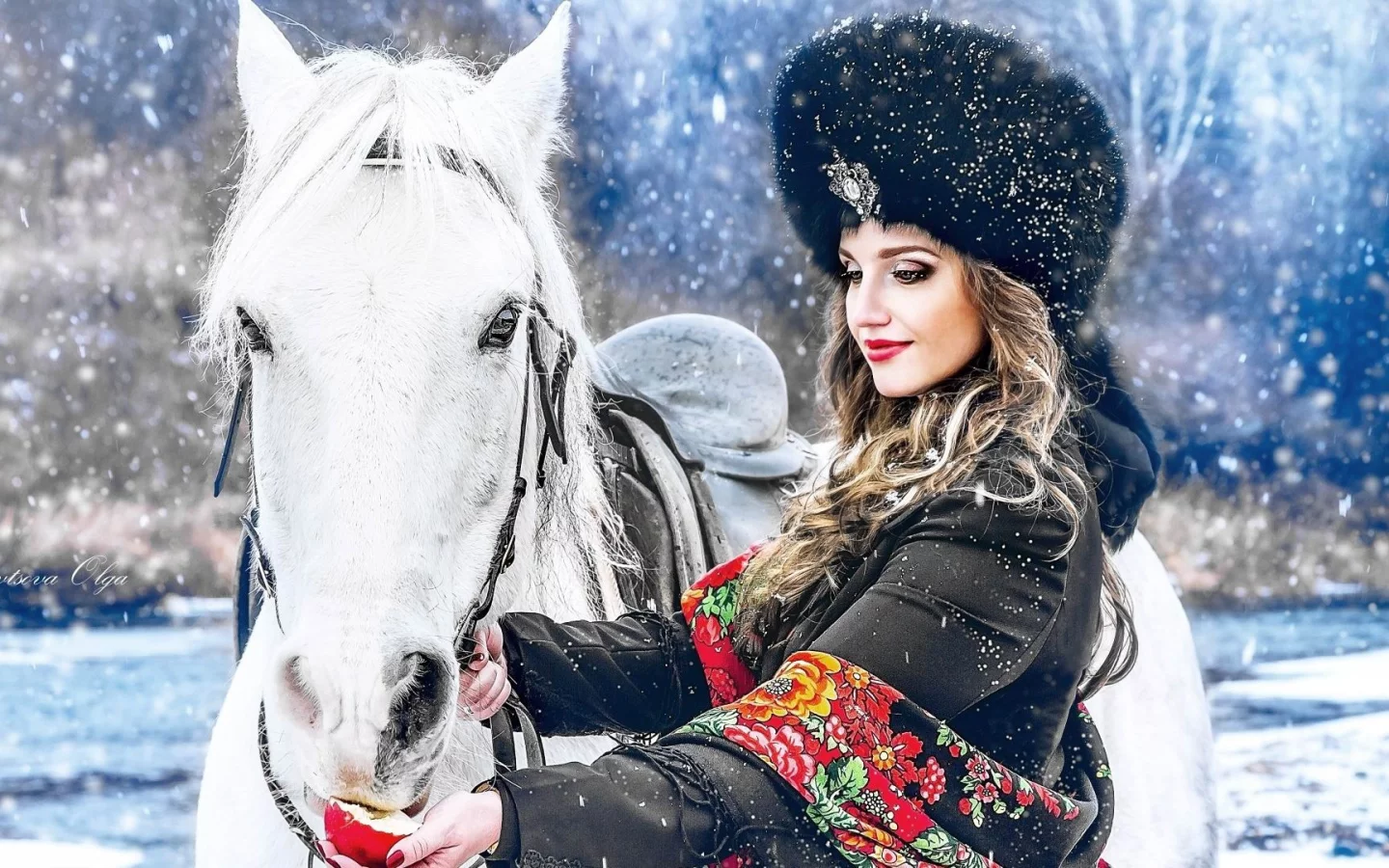 конь, девушка, яблоко
