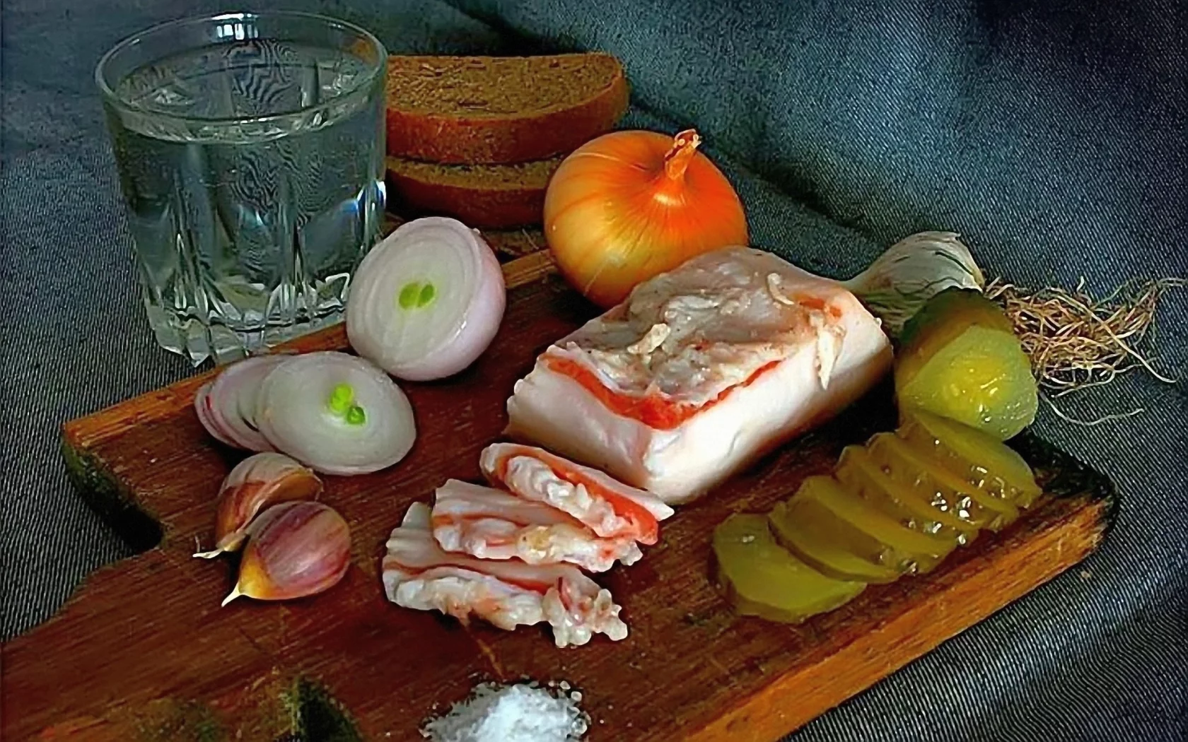 сало, водка, хлеб, лук, чеснок, огурец, разделочная доска