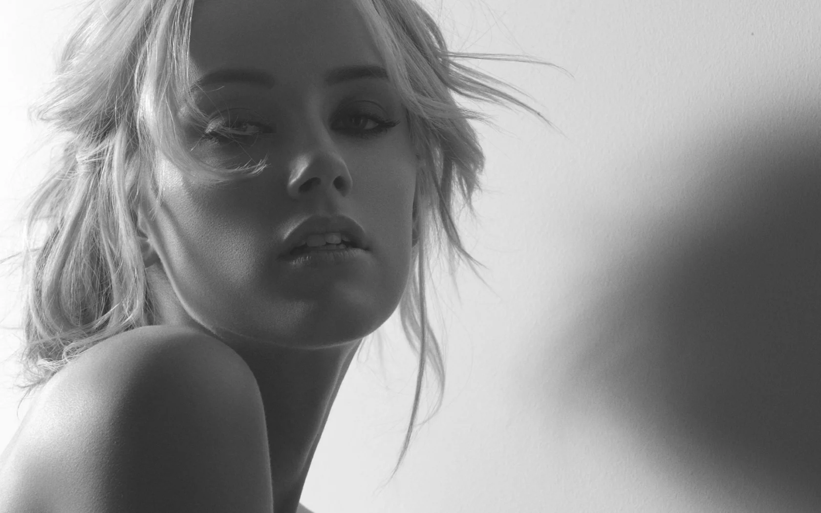 блондинка, взгляд, фото, черно-белое, эмбер хёрд, amber heard