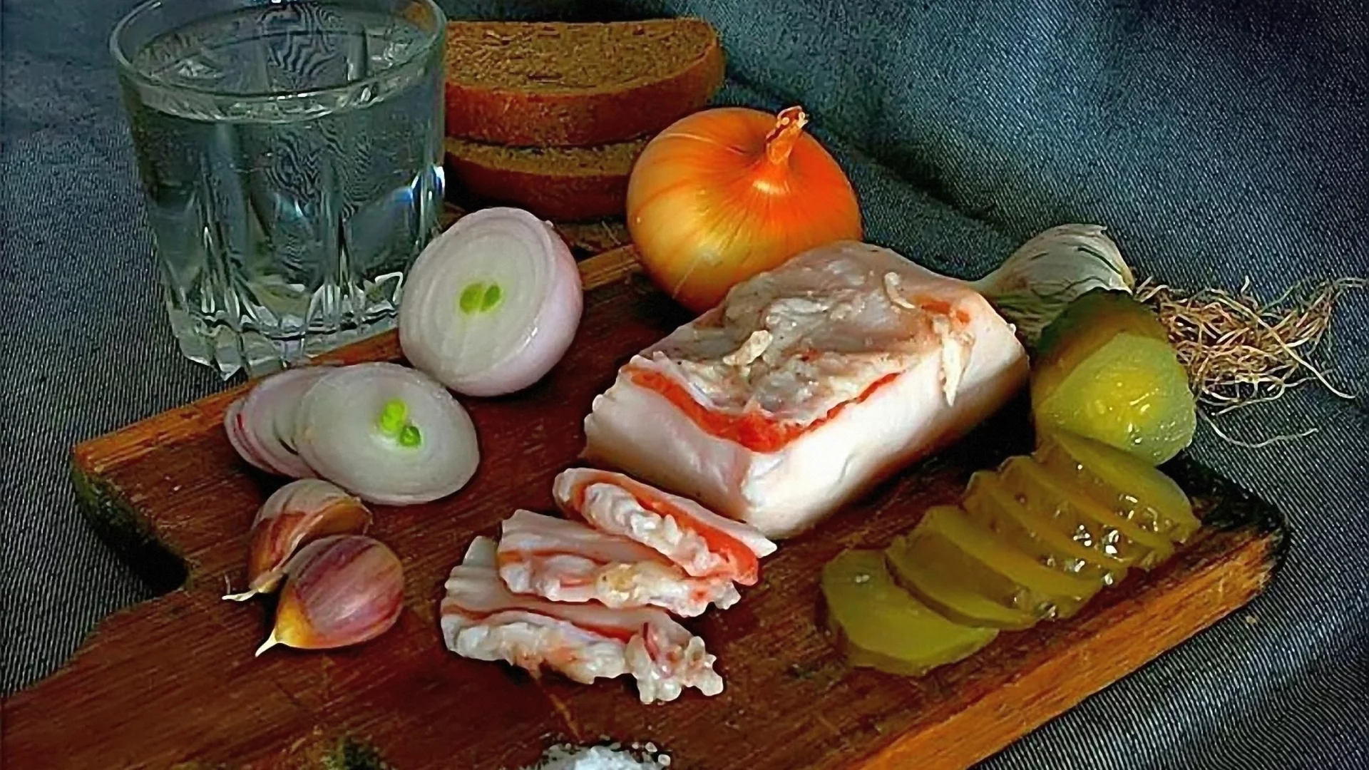сало, водка, хлеб, лук, чеснок, огурец, разделочная доска