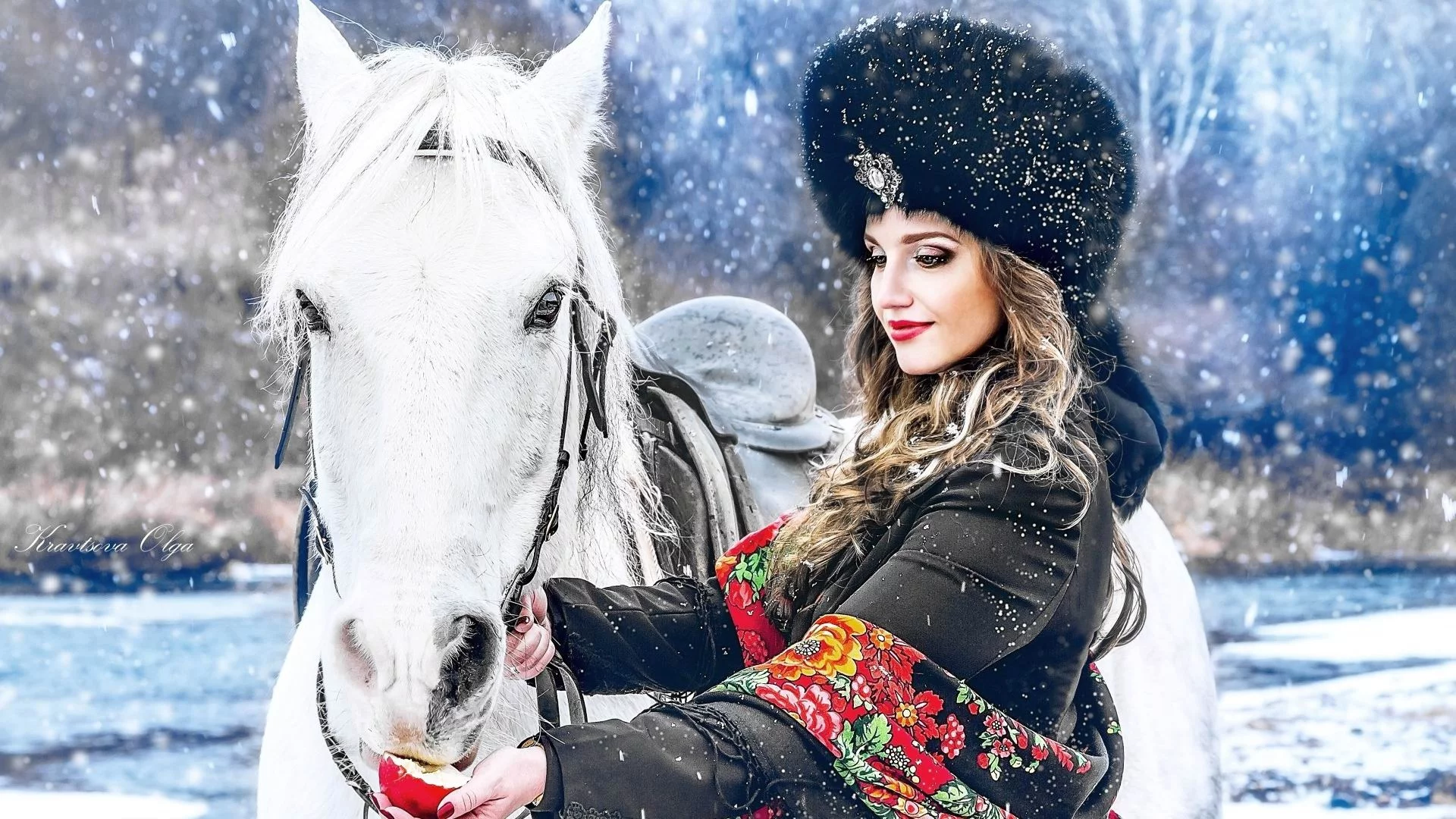 конь, девушка, яблоко
