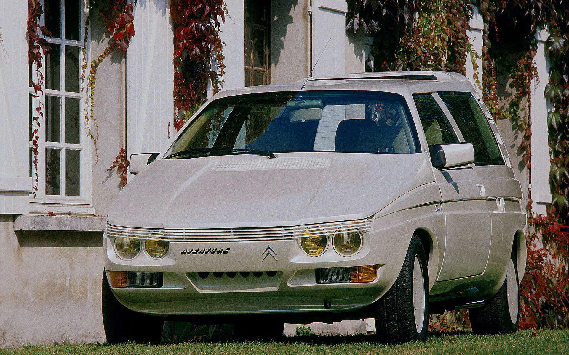 Дом, трава, газон, машина, ретро, Citroёn Sbarro.