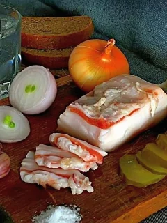 сало, водка, хлеб, лук, чеснок, огурец, разделочная доска