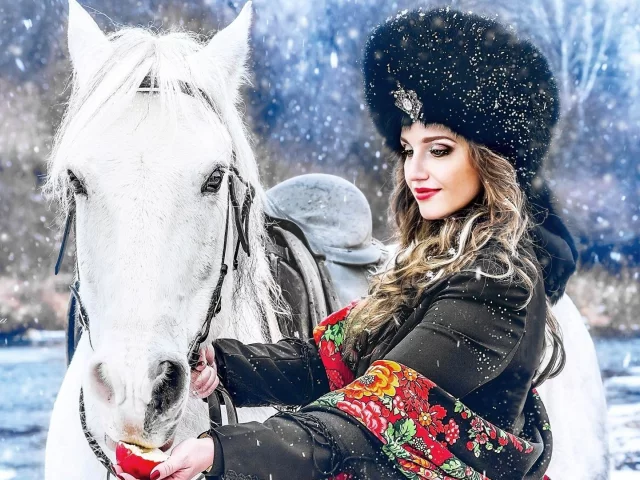 конь, девушка, яблоко