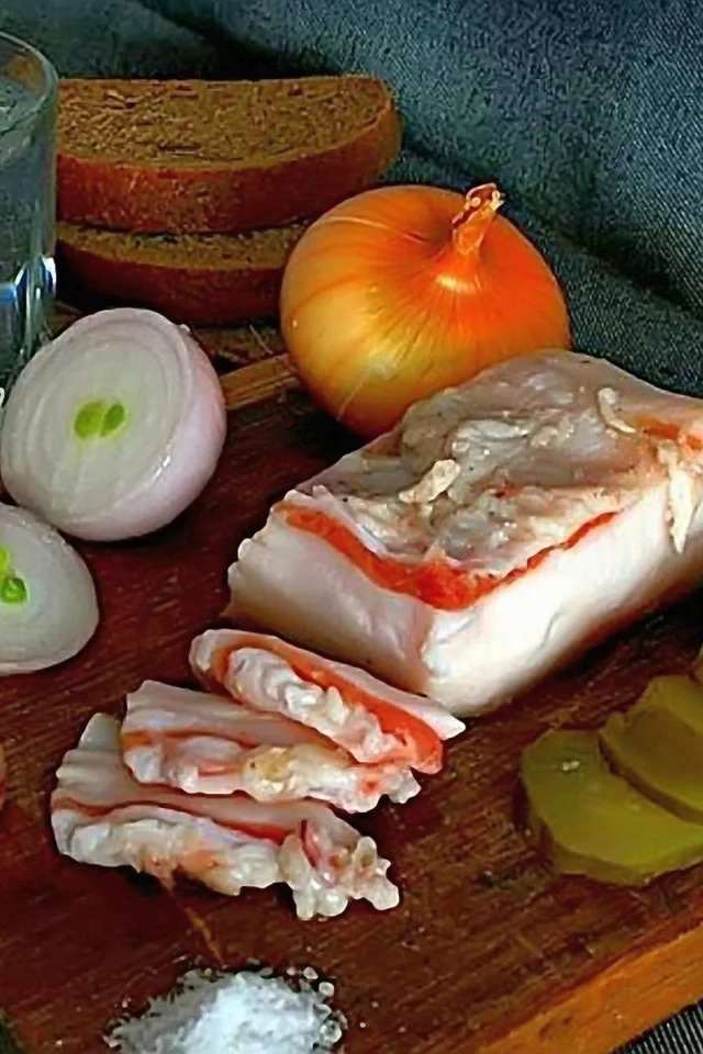сало, водка, хлеб, лук, чеснок, огурец, разделочная доска
