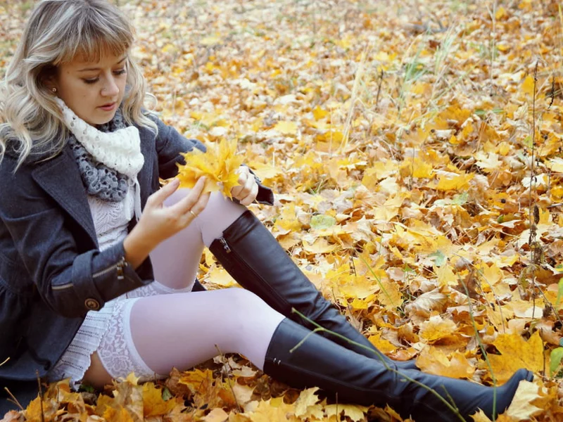 Девушка, колготки, сапоги, листья