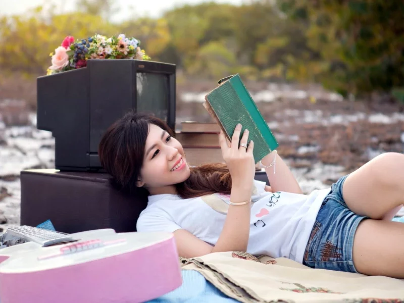 девушка, гитара, книга