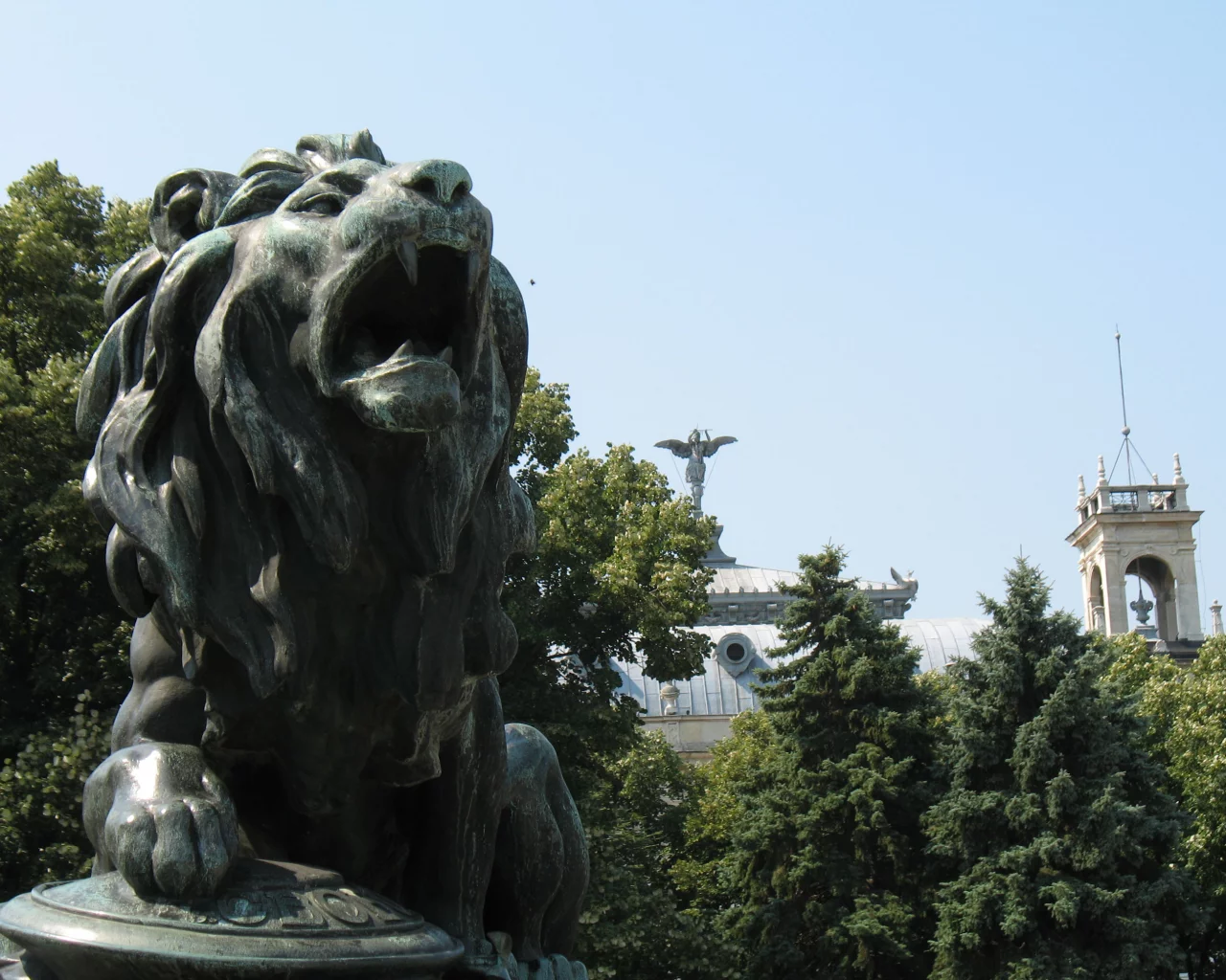 лев, Памятник Свободе, Русе, Болгария, город, статуя, небо, деревья