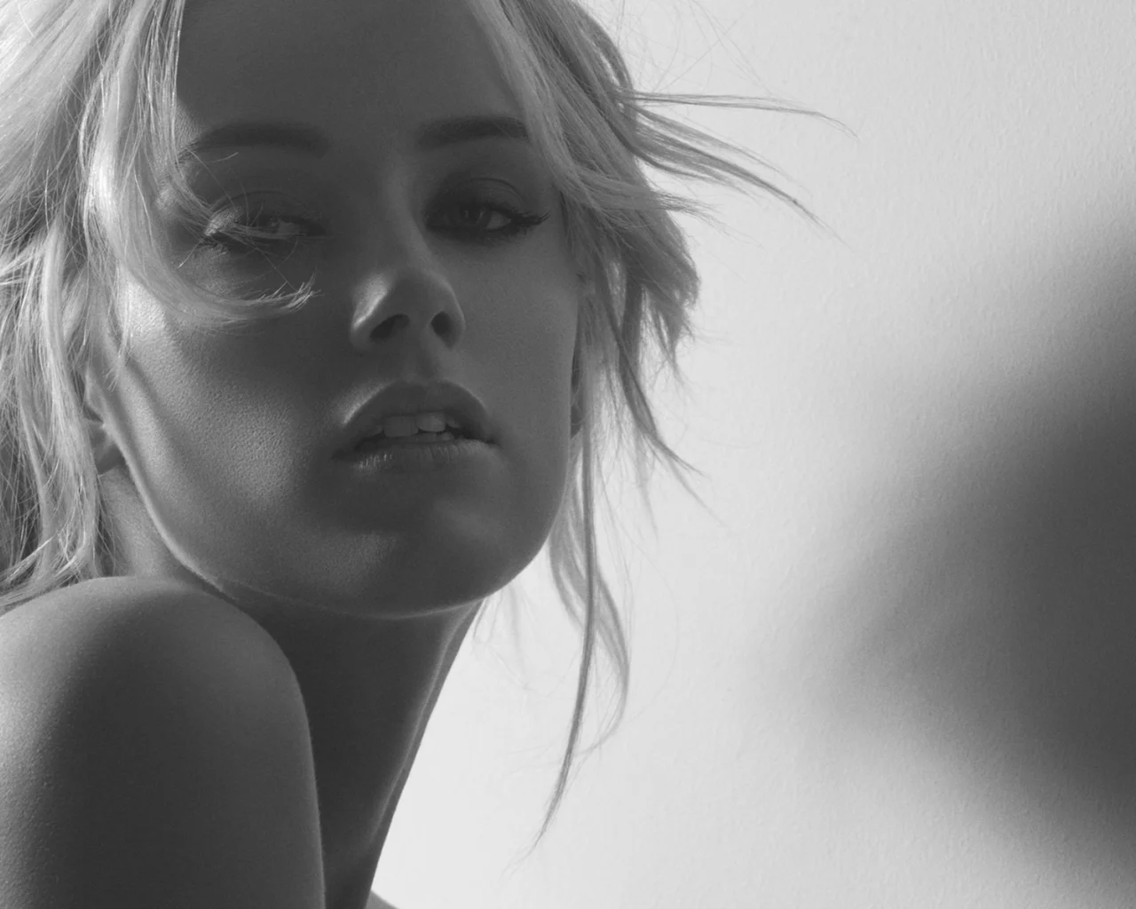 черно-белое, эмбер хёрд, amber heard, взгляд, фото, блондинка