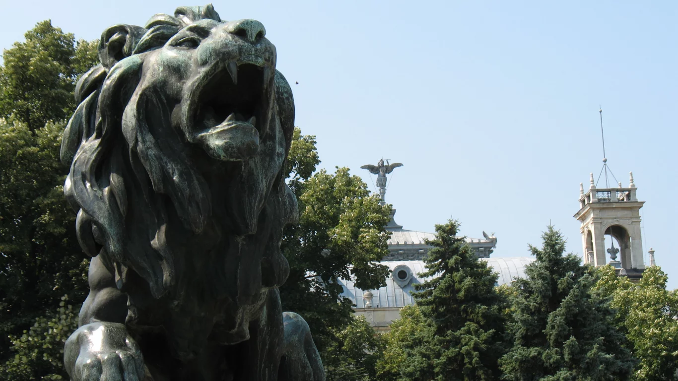 лев, Памятник Свободе, Русе, Болгария, город, статуя, небо, деревья