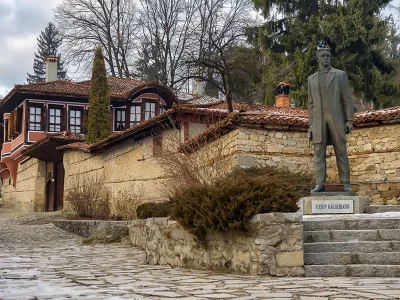 Копривщица, Копривштица, Болгария, город, дома, статуя, небо, деревья