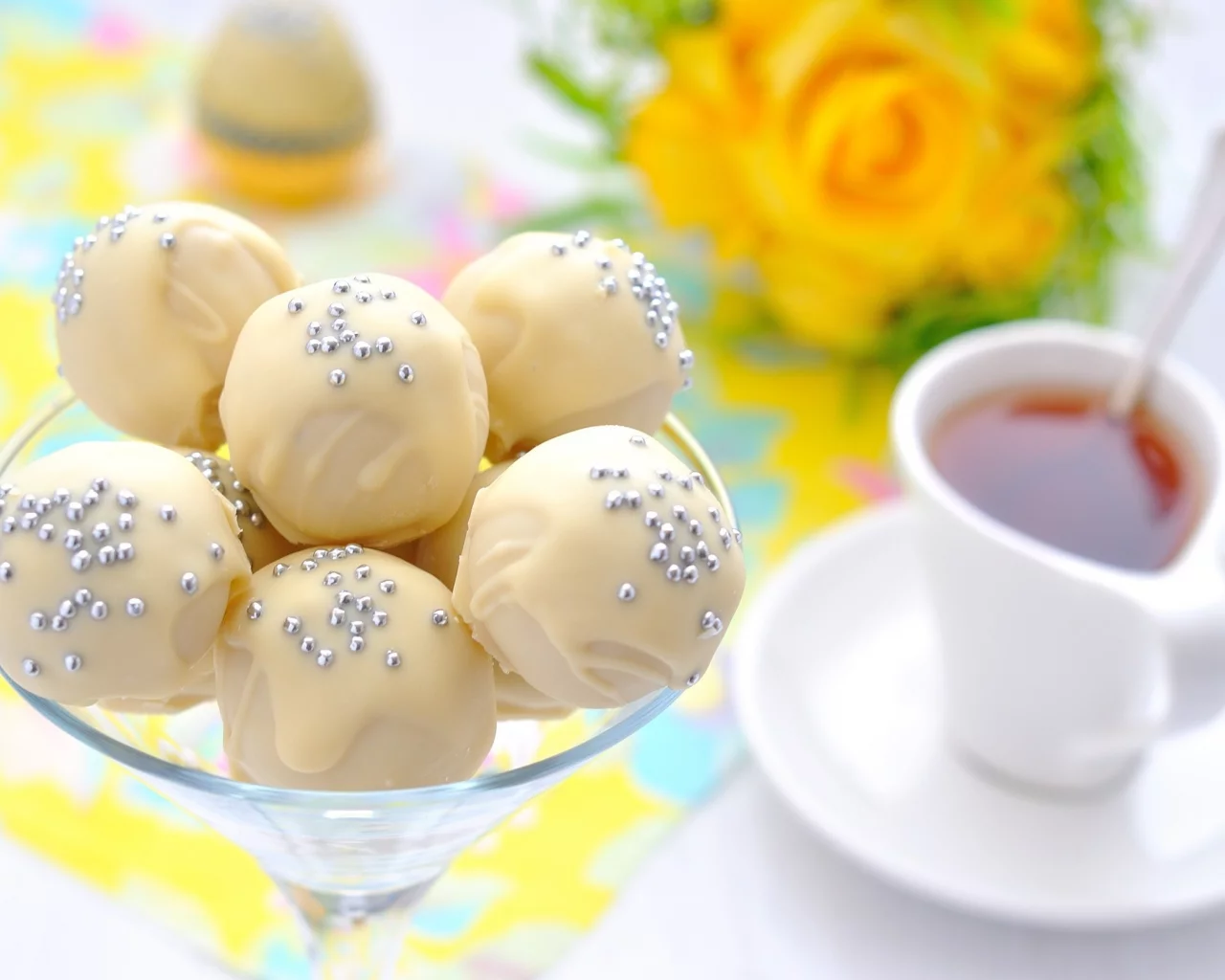 конфеты, посыпка, белый шоколад, сладости, десерт, чай