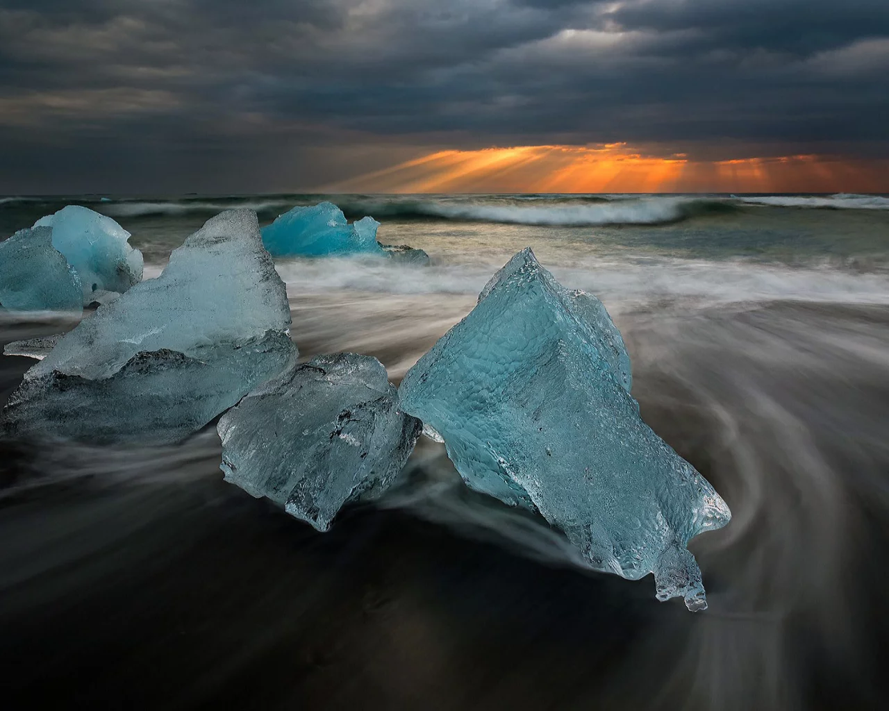 Тучи, лучи, море, волны, берег, лёд.