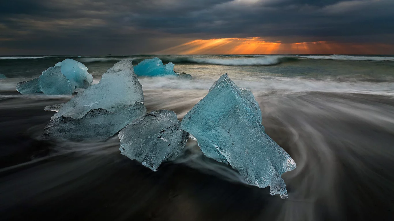 Тучи, лучи, море, волны, берег, лёд.