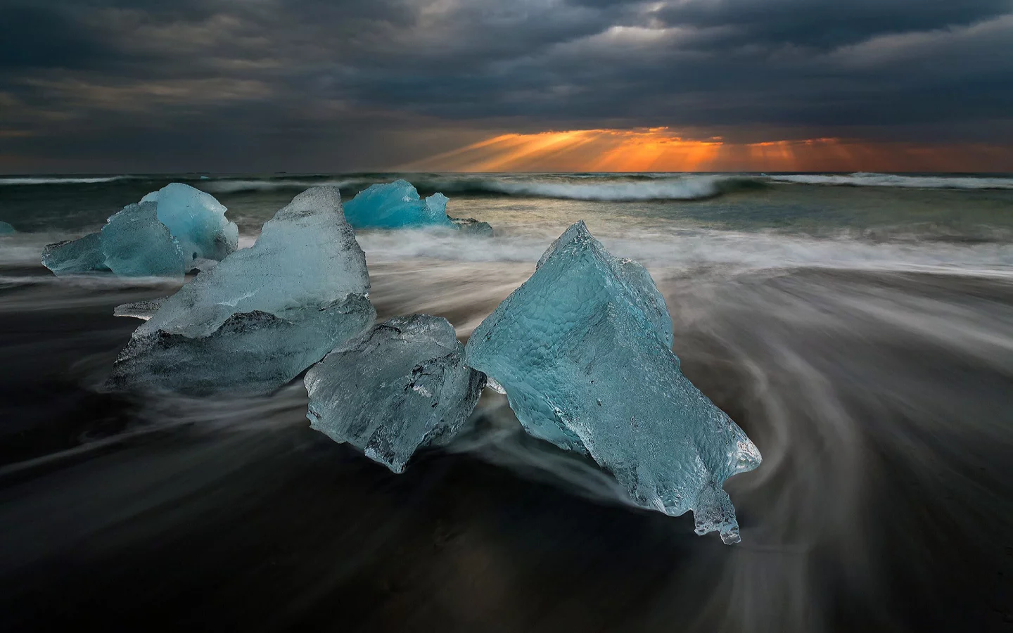 Тучи, лучи, море, волны, берег, лёд.