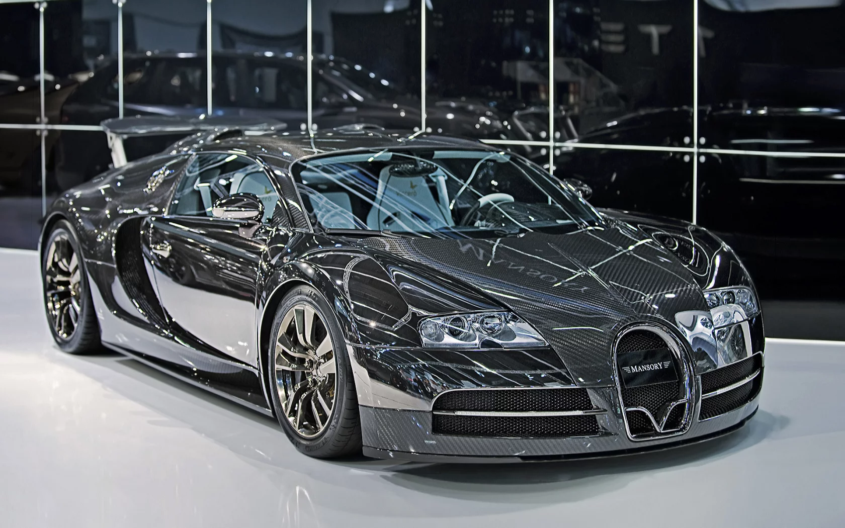 Автосалон, витрина, Bugatti-Veyron-Mansory