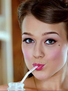 Alaina Fox, молоко
