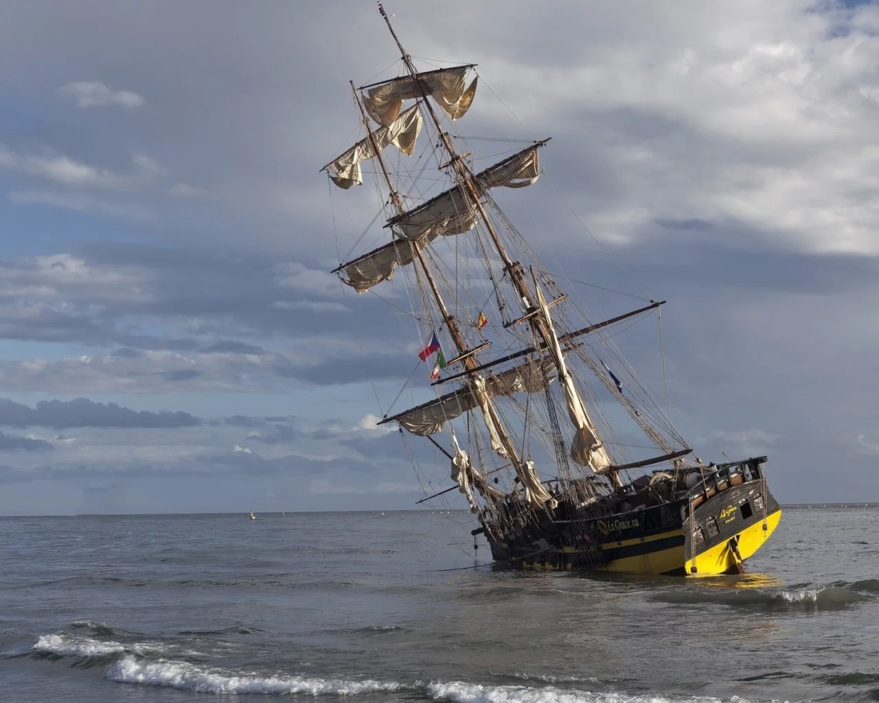 Море, волны, мель, парусник.
