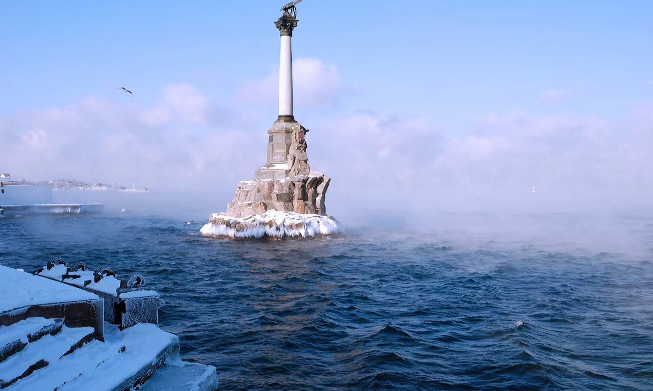 Крым, Севастополь, набережная, море, обелиск, погибшим морякам, зима.