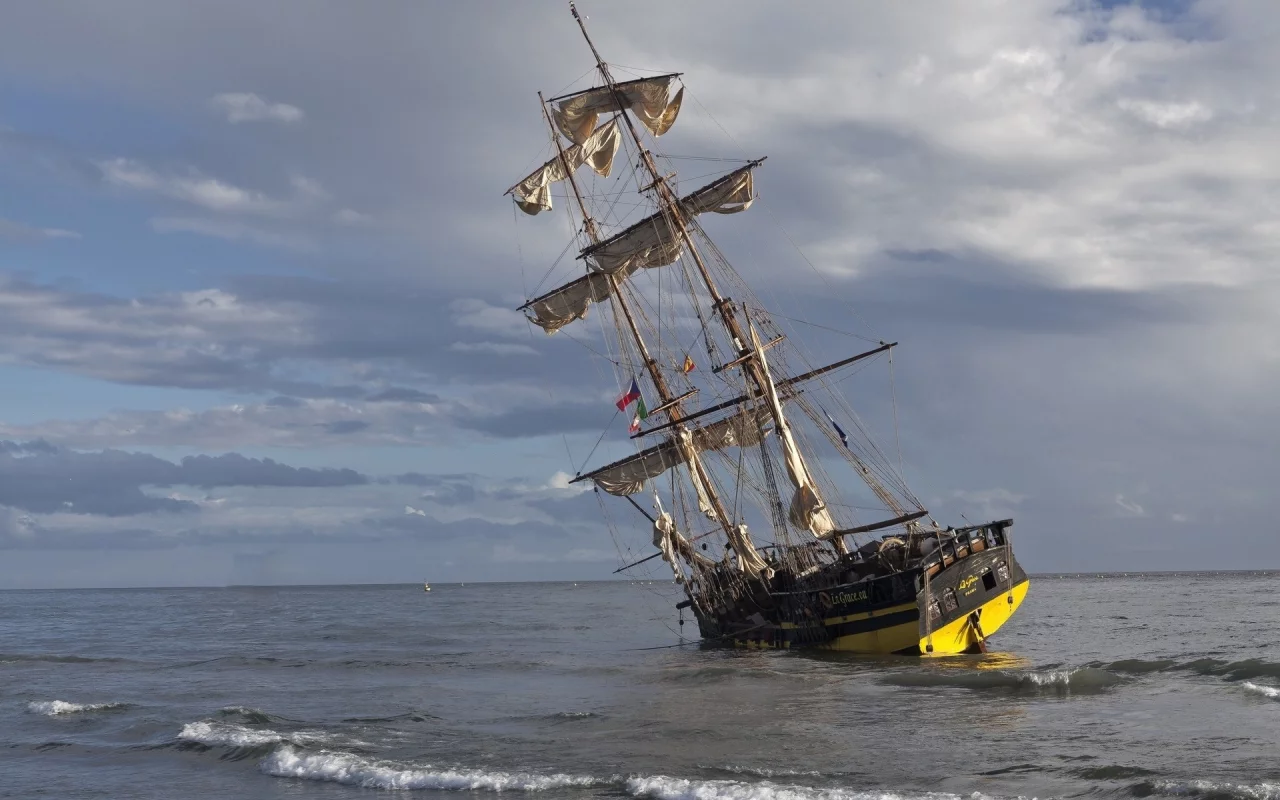 Море, волны, мель, парусник.
