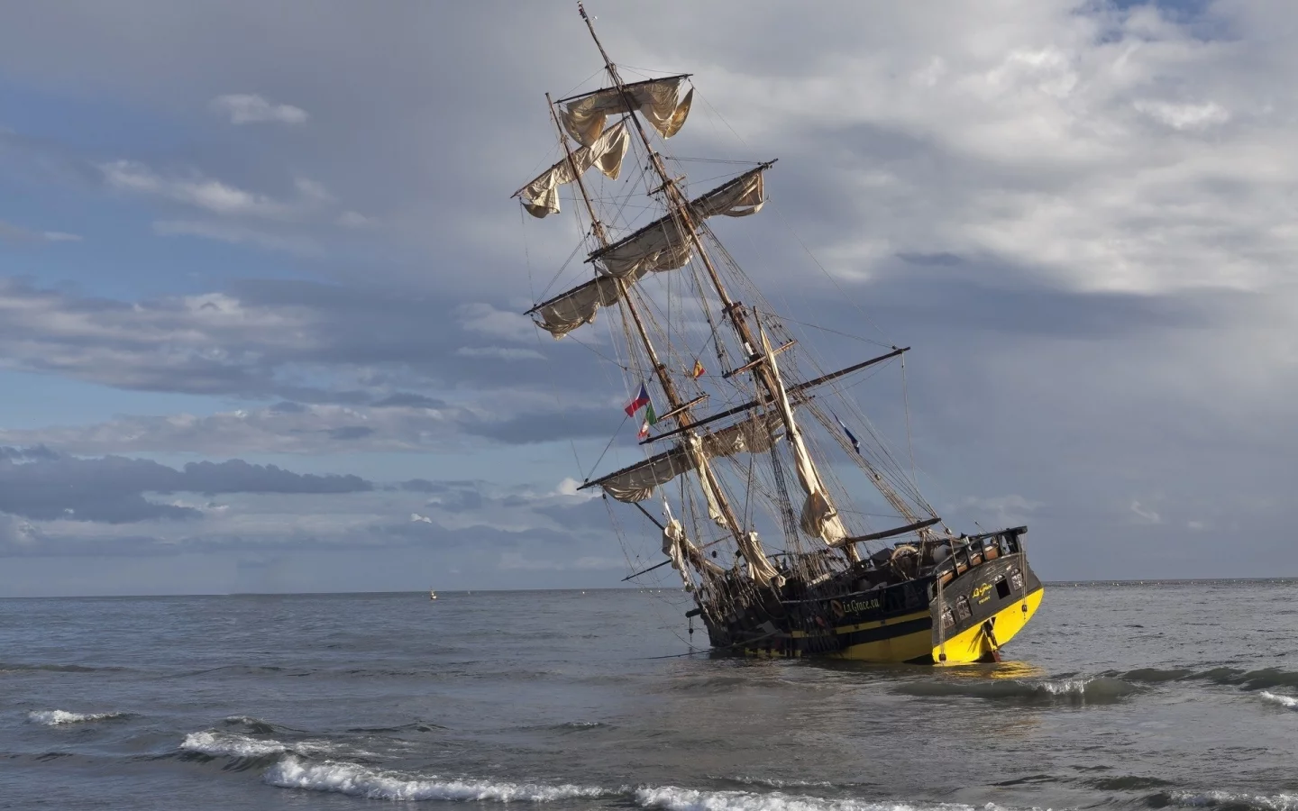 Море, волны, мель, парусник.