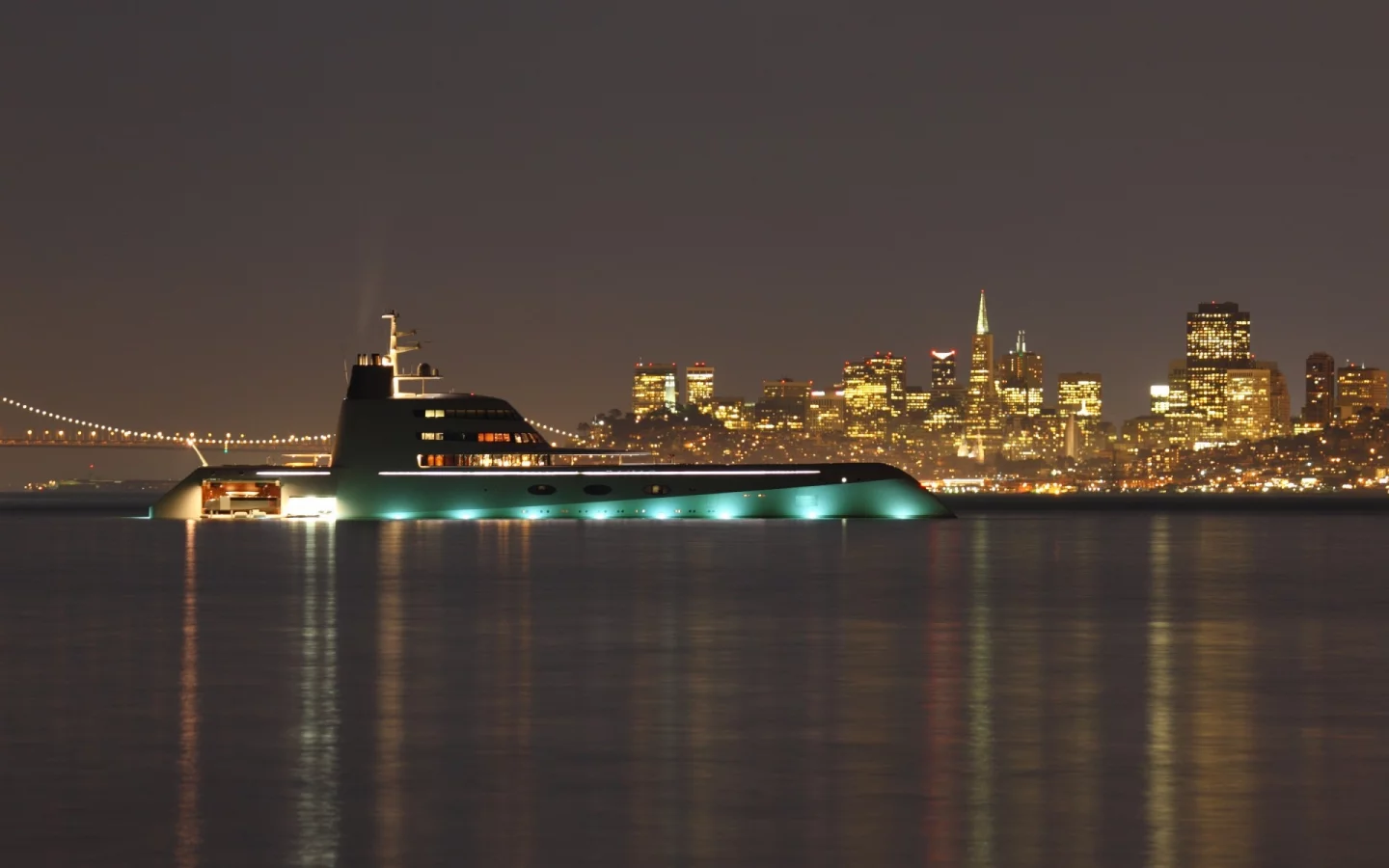 Город, огни, мост, море, яхта.