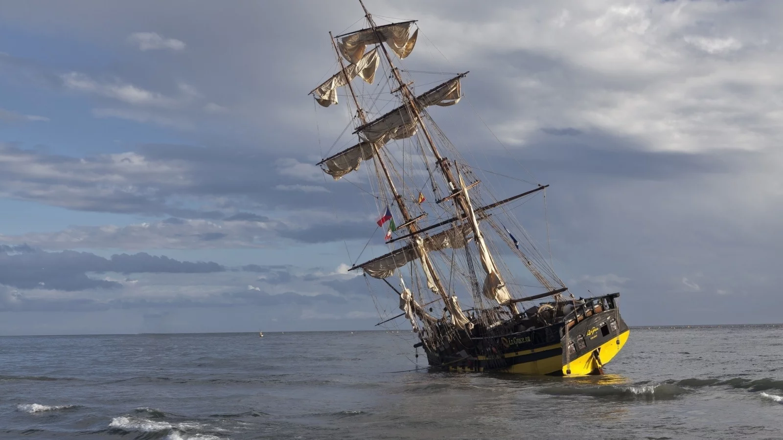Море, волны, мель, парусник.