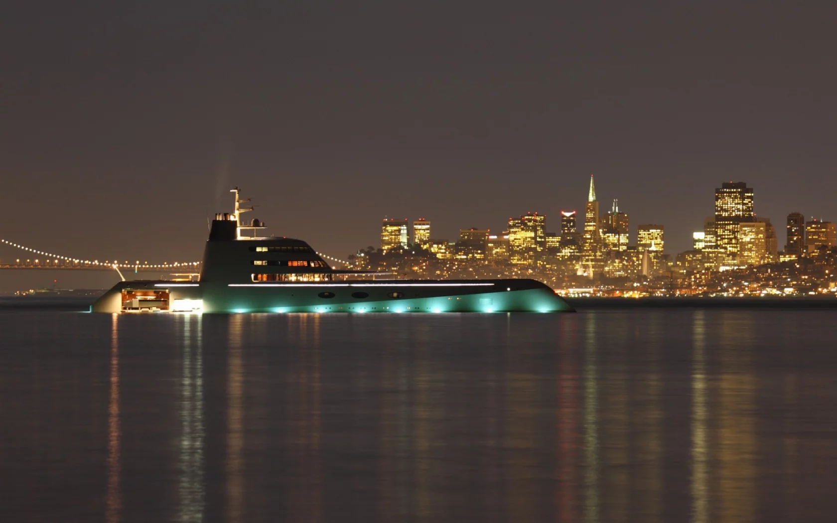 Город, огни, мост, море, яхта.