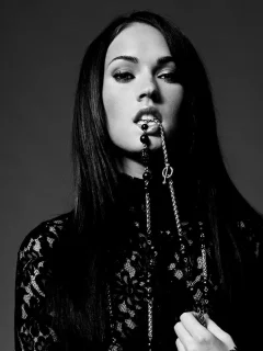 megan fox, чёрно-белое, меган фокс, грызёт