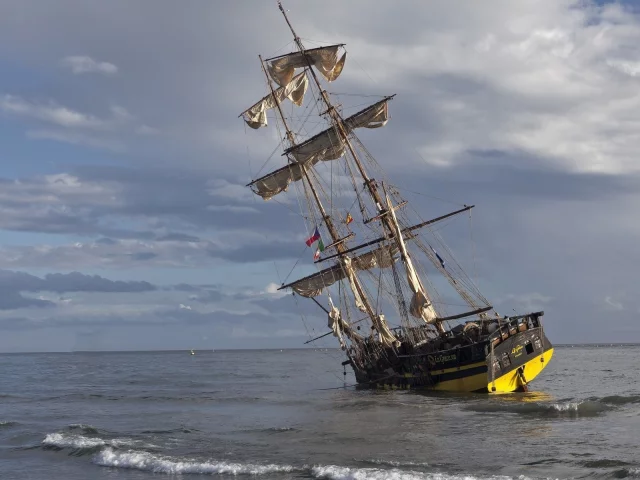 Море, волны, мель, парусник.