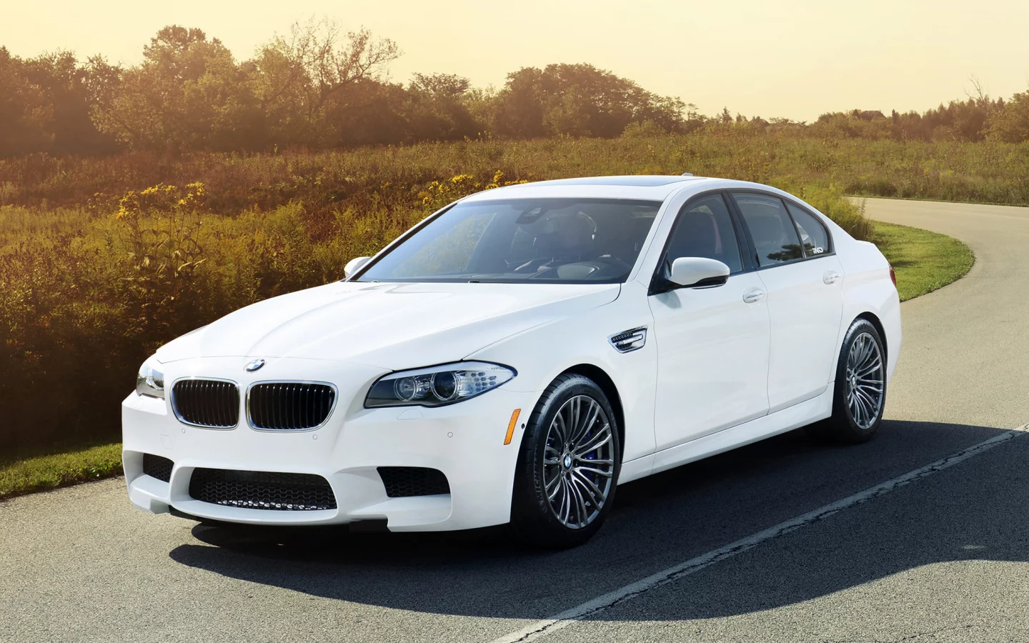 ind, tuning, белый, бмв, bmw, тюнинг, седан, m5, передок, дорога