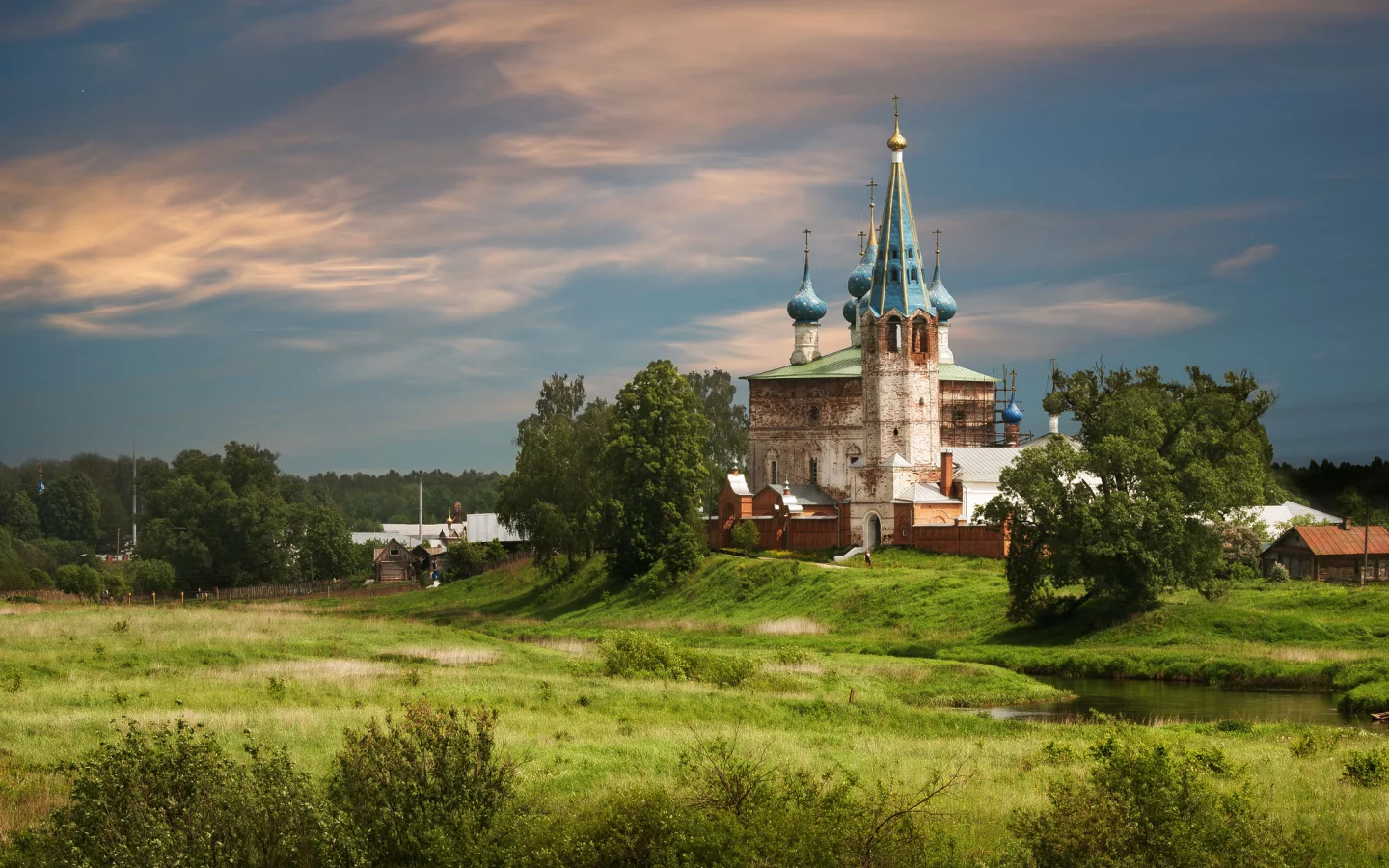 село, околица, храм, лето, вечереет
