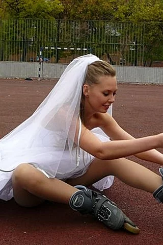 ДЕВА, НЕВЕСТА, И В ЗАГС