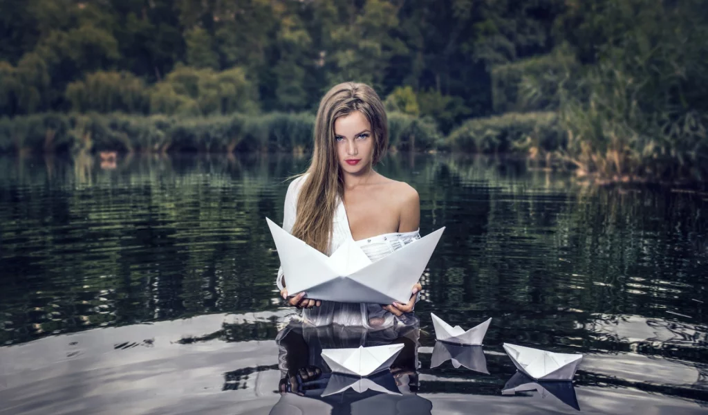река, девушка, в воде, кораблики, забава