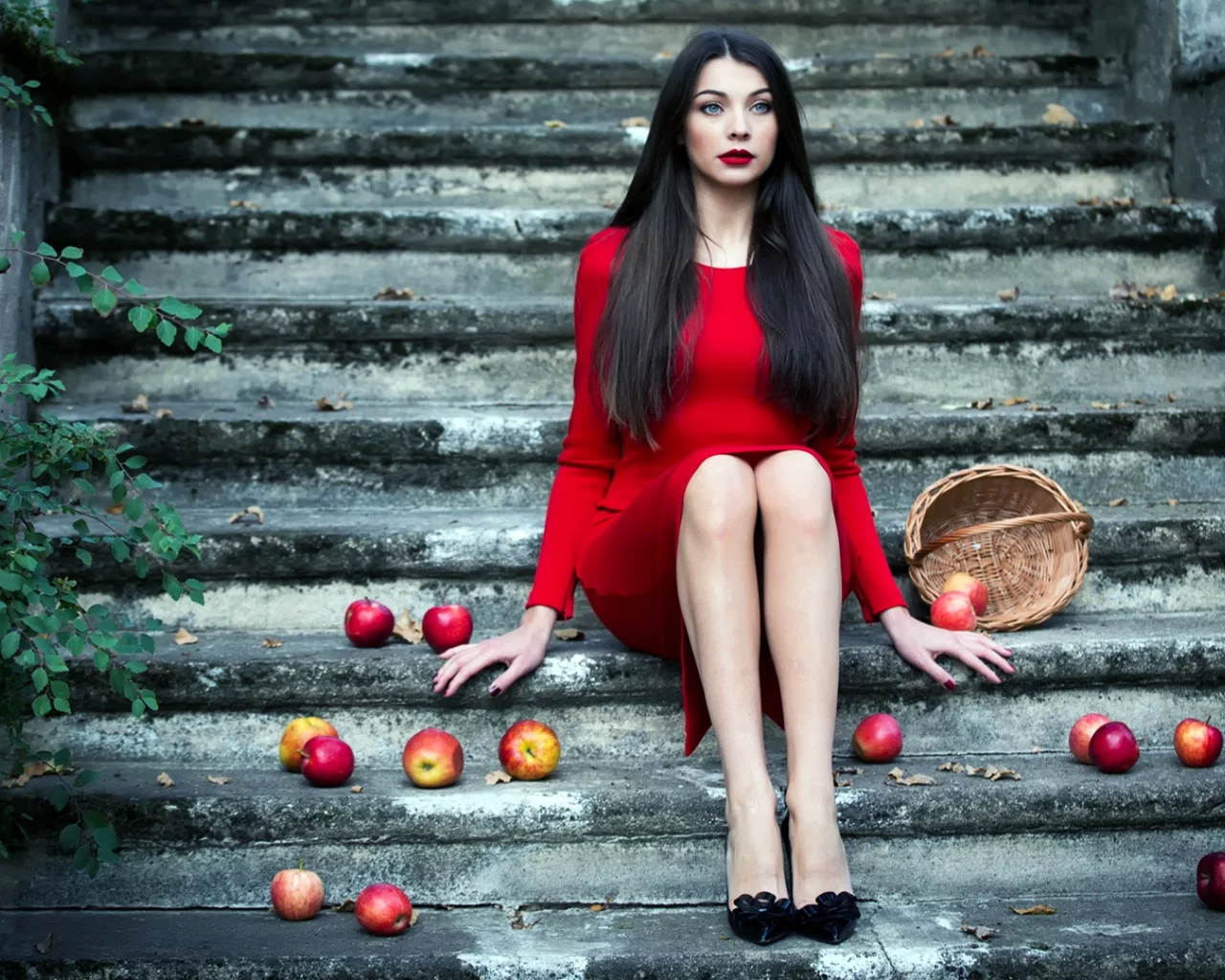 девушка, корзинка, яблоки