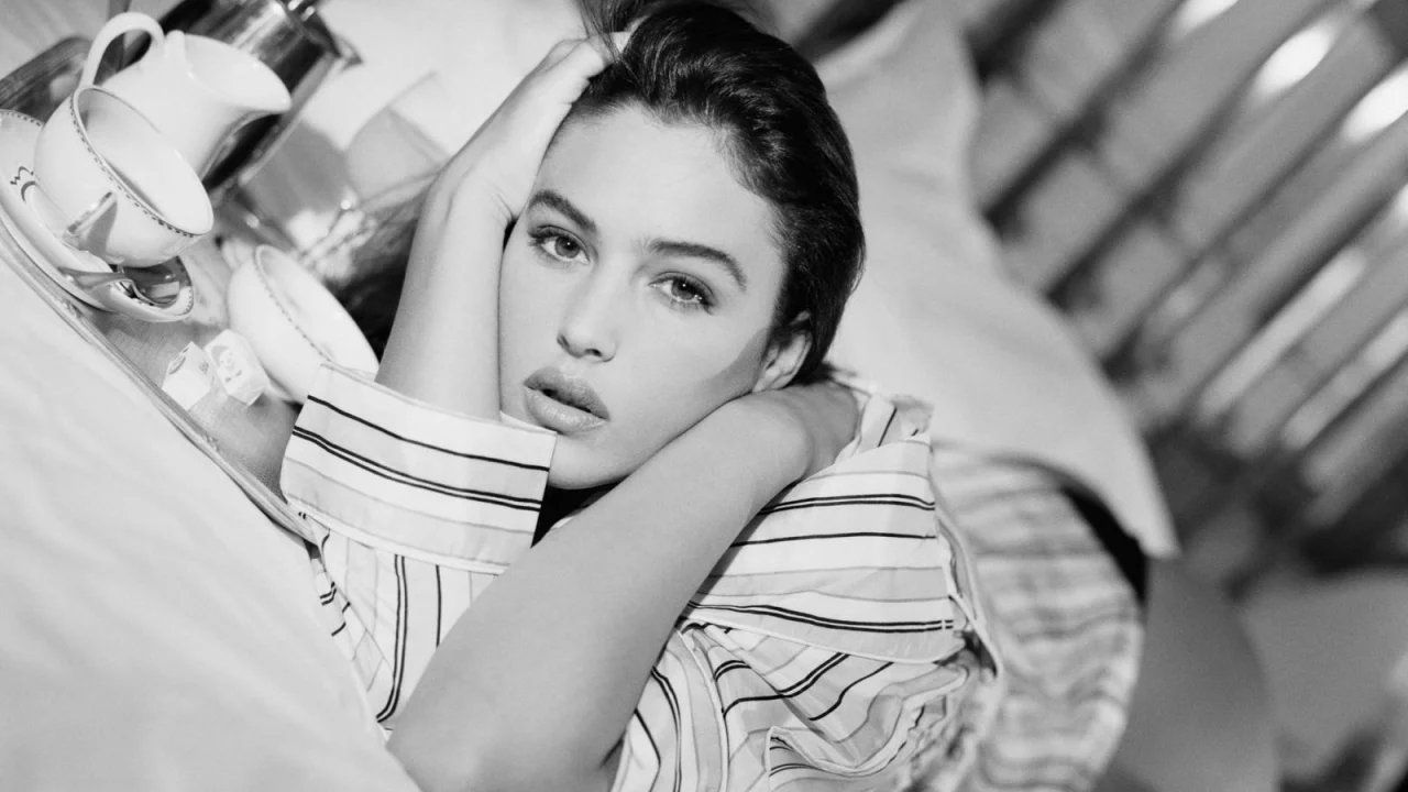 кровать, кофе, моника беллуччи, monica bellucci, черно-белая