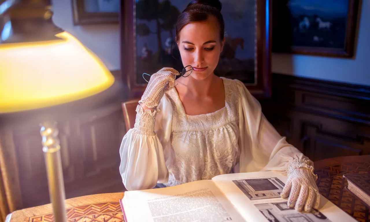 Vita Vecera, девушка, брюнетка, платье, перчатки, очки, комната, стол, книга, лампа
