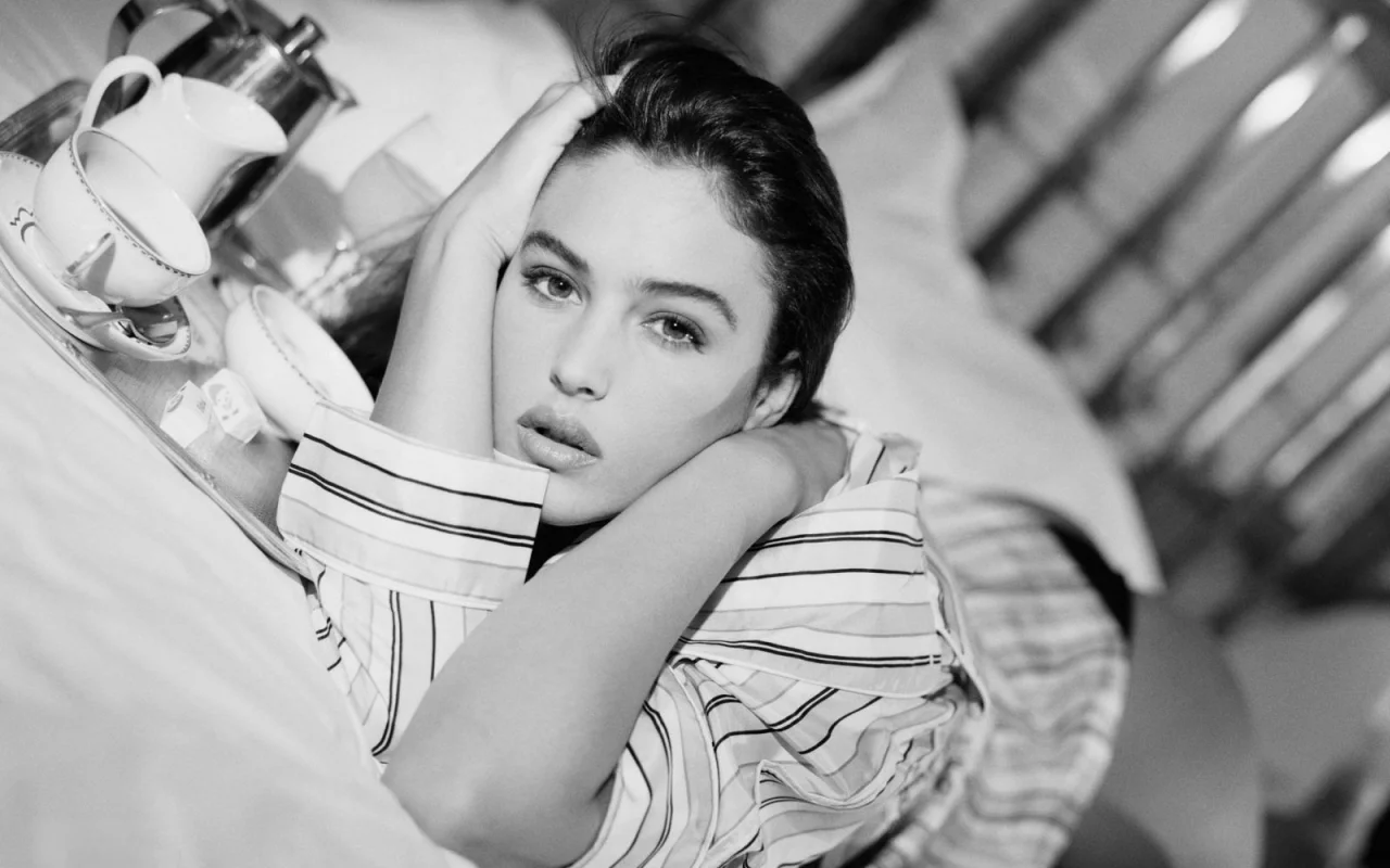 кровать, кофе, моника беллуччи, monica bellucci, черно-белая