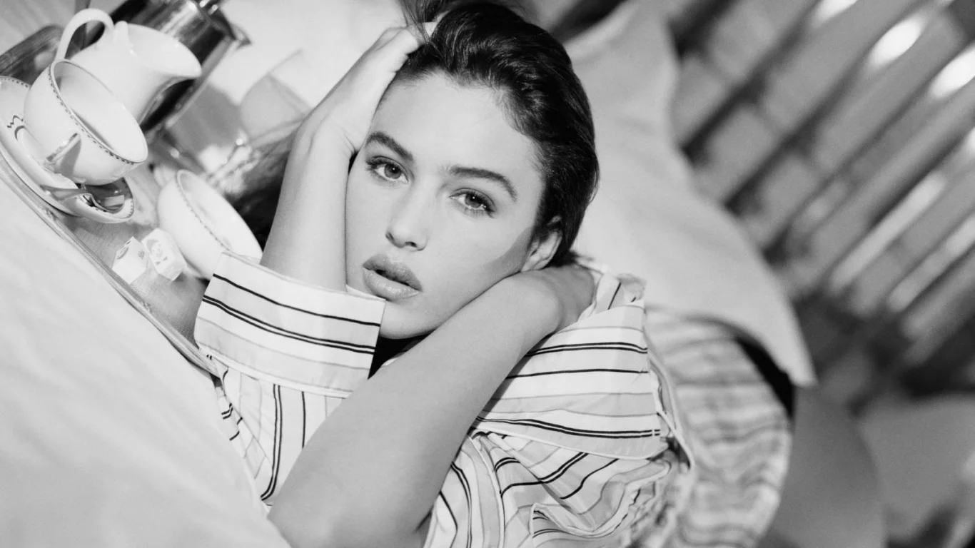 кровать, кофе, моника беллуччи, monica bellucci, черно-белая
