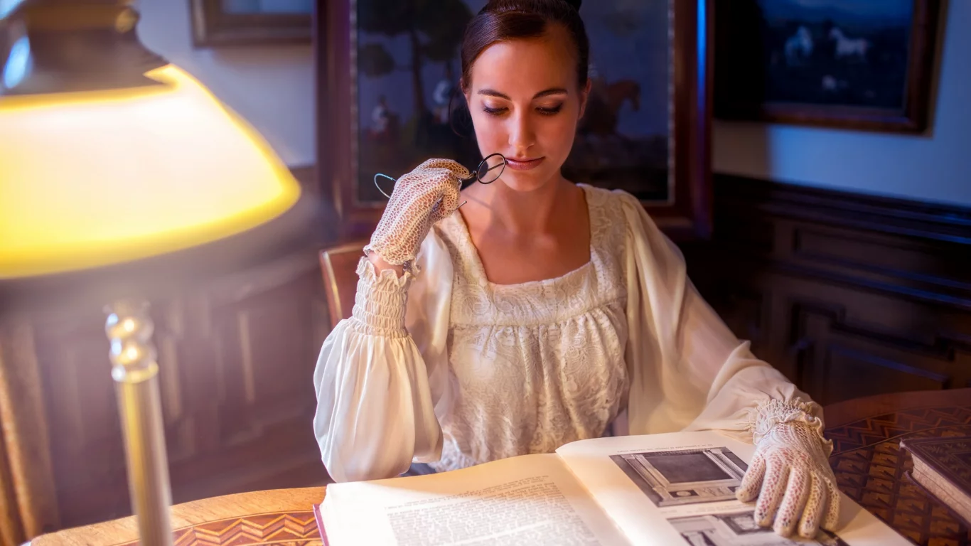 Vita Vecera, девушка, брюнетка, платье, перчатки, очки, комната, стол, книга, лампа