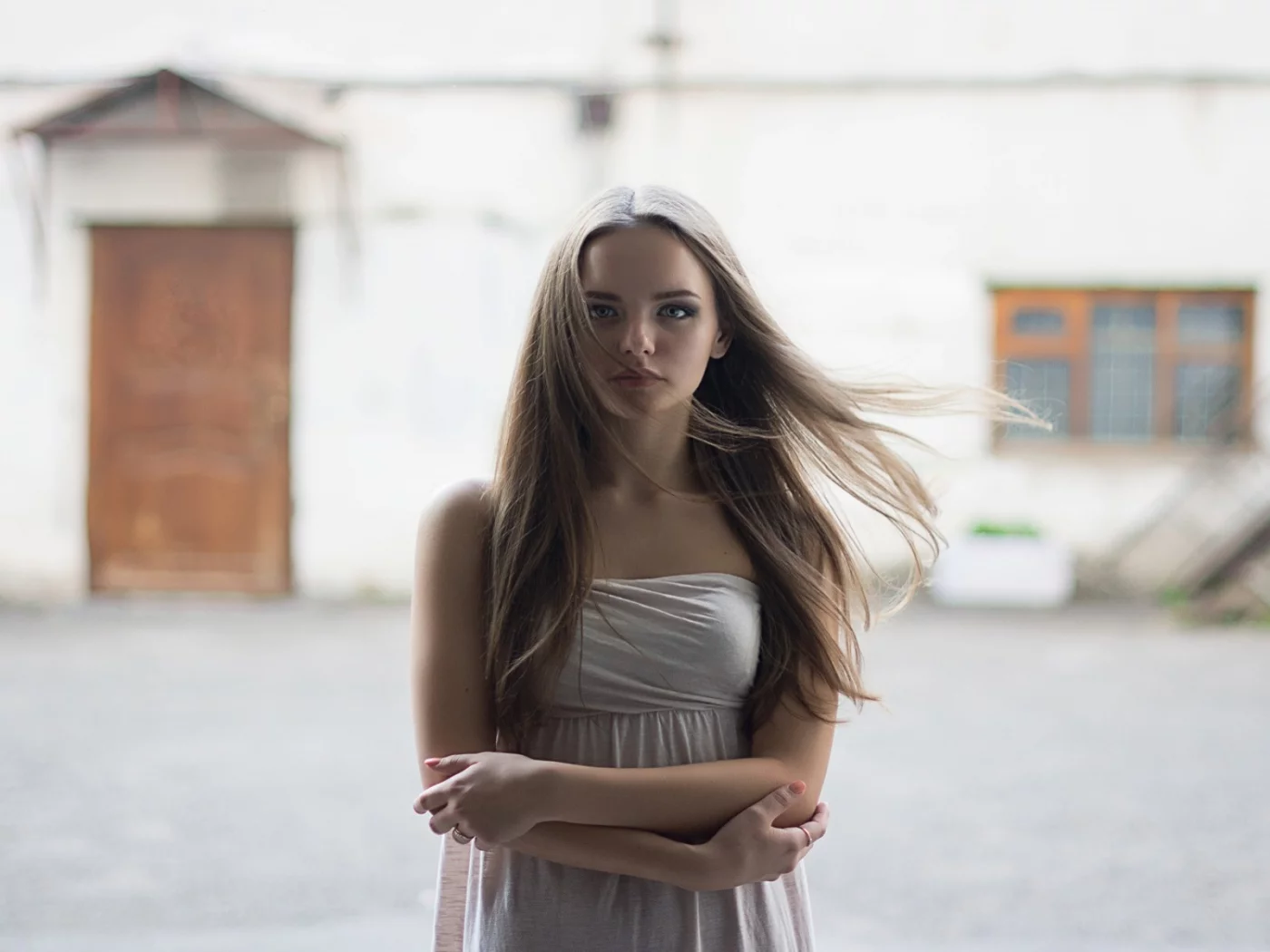 девушка, портрет, случайная встреча, дом, фасад