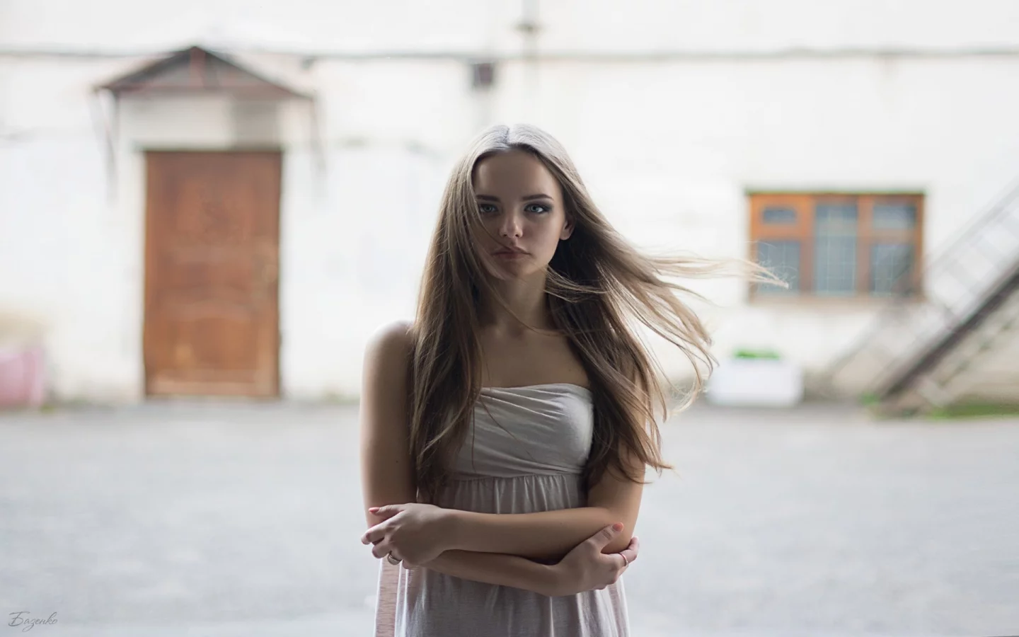 девушка, портрет, случайная встреча, дом, фасад