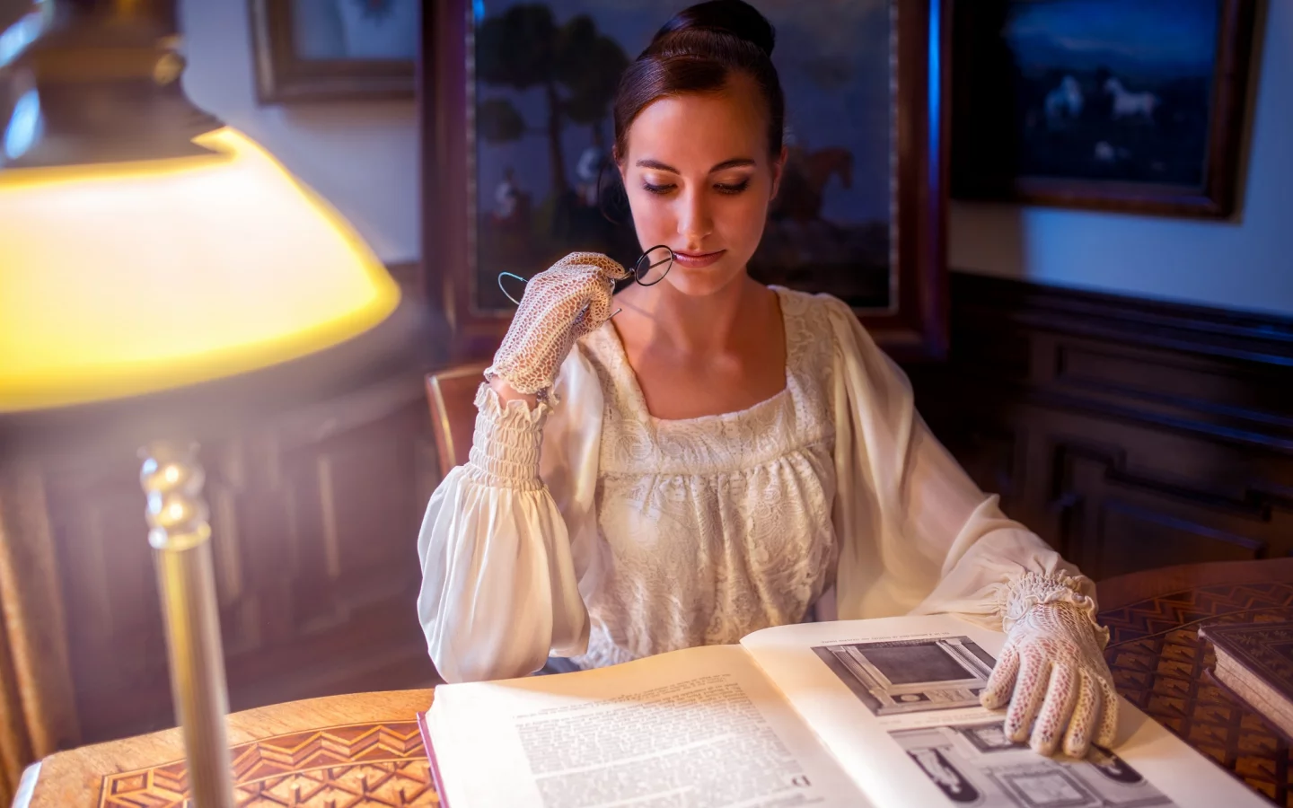 Vita Vecera, девушка, брюнетка, платье, перчатки, очки, комната, стол, книга, лампа