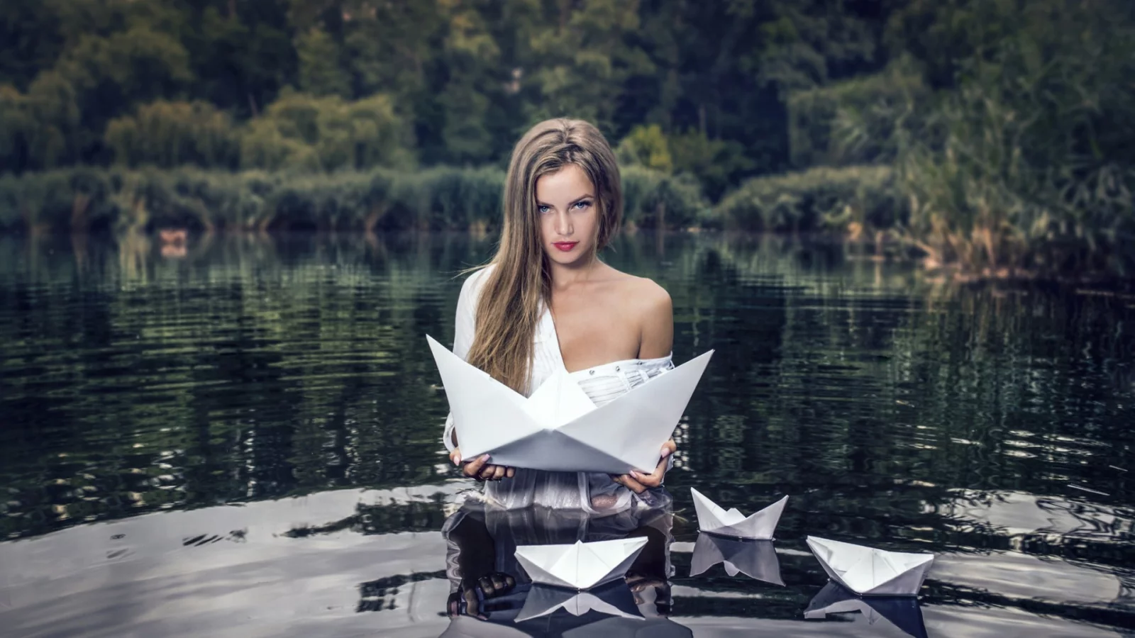 река, девушка, в воде, кораблики, забава