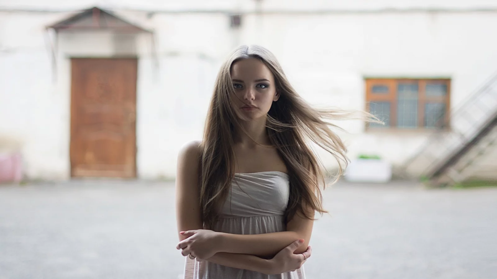 девушка, портрет, случайная встреча, дом, фасад