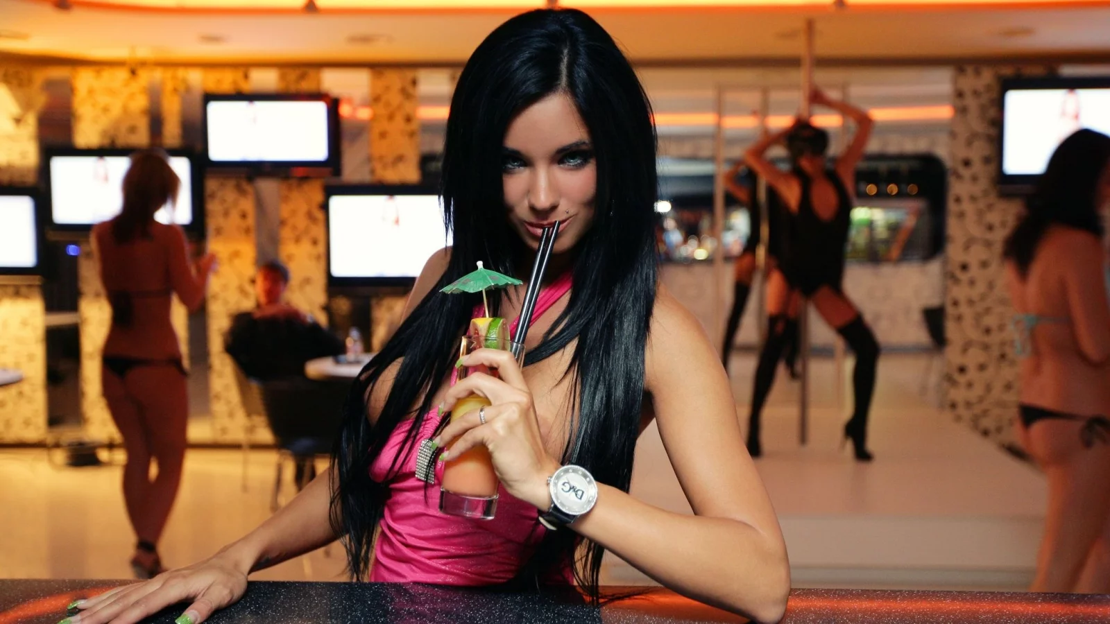 стрипбар, ashley bulgari, брюнетка, коктейль, в розовом