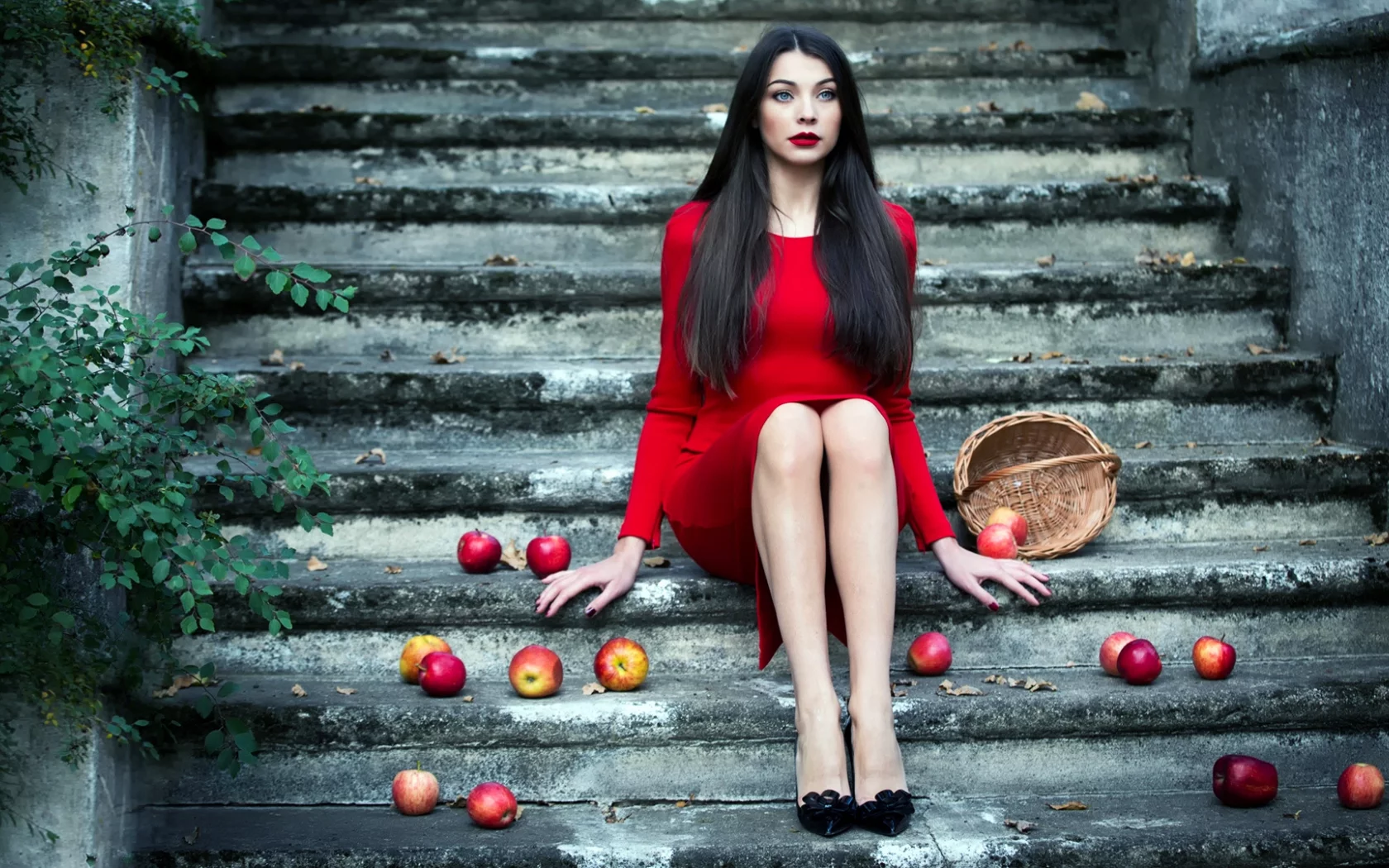 девушка, корзинка, яблоки
